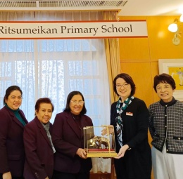 ผู้บริหารโรงเรียนเดินทางเข้าเยี่ยมชมโรงเรียน Ritsumeikan Pri ...