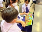 กิจกรรม“พี่ชวนน้องอ่าน” ของนักเรียนระดับชั้นประถมศึกษาปีที่  ... Image 30