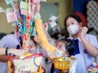 กิจกรรมหล่อเทียน และถวายเทียนพรรษา เนื่องในวันอาสาฬหบูชาและว ... Image 191