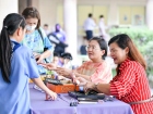 การจำหน่ายอาหาร เครื่องดื่ม และช้อนไข่ลุ้นโชค ก่อนงานประจำปี ... Image 380