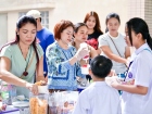 การจำหน่ายอาหาร เครื่องดื่ม และช้อนไข่ลุ้นโชค ก่อนงานประจำปี ... Image 405