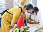 พิธีมอบประกาศนียบัตรแก่ครอบครัวเจ้าภาพ โครงการแลกเปลี่ยนการศ ... Image 15