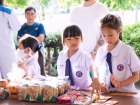 พิธีทำบุญตักบาตรข้าวสารอาหารแห้ง เนื่องในโอกาสวันเฉลิมพระชนม ... Image 91