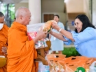 พิธีทำบุญตักบาตรข้าวสารอาหารแห้ง เนื่องในโอกาสวันเฉลิมพระชนม ... Image 93