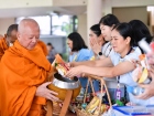 พิธีทำบุญตักบาตรข้าวสารอาหารแห้ง เนื่องในโอกาสวันเฉลิมพระชนม ... Image 98