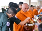 พิธีทำบุญตักบาตรข้าวสารอาหารแห้ง เนื่องในโอกาสวันเฉลิมพระชนม ... Image 100