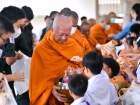 พิธีทำบุญตักบาตรข้าวสารอาหารแห้ง เนื่องในโอกาสวันเฉลิมพระชนม ... Image 103