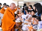 พิธีทำบุญตักบาตรข้าวสารอาหารแห้ง เนื่องในโอกาสวันเฉลิมพระชนม ... Image 104