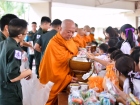 พิธีทำบุญตักบาตรข้าวสารอาหารแห้ง เนื่องในโอกาสวันเฉลิมพระชนม ... Image 110