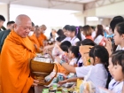 พิธีทำบุญตักบาตรข้าวสารอาหารแห้ง เนื่องในโอกาสวันเฉลิมพระชนม ... Image 113