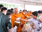 พิธีทำบุญตักบาตรข้าวสารอาหารแห้ง เนื่องในโอกาสวันเฉลิมพระชนม ... Image 114