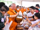 พิธีทำบุญตักบาตรข้าวสารอาหารแห้ง เนื่องในโอกาสวันเฉลิมพระชนม ... Image 116