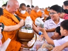 พิธีทำบุญตักบาตรข้าวสารอาหารแห้ง เนื่องในโอกาสวันเฉลิมพระชนม ... Image 1