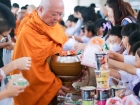 พิธีทำบุญตักบาตรข้าวสารอาหารแห้ง เนื่องในโอกาสวันเฉลิมพระชนม ... Image 169