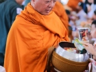 พิธีทำบุญตักบาตรข้าวสารอาหารแห้ง เนื่องในโอกาสวันเฉลิมพระชนม ... Image 171
