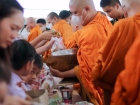 พิธีทำบุญตักบาตรข้าวสารอาหารแห้ง เนื่องในโอกาสวันเฉลิมพระชนม ... Image 173