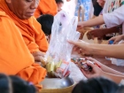 พิธีทำบุญตักบาตรข้าวสารอาหารแห้ง เนื่องในโอกาสวันเฉลิมพระชนม ... Image 187