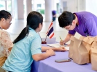 พิธีมอบประกาศนียบัตรแก่ครอบครัวเจ้าภาพ โครงการแลกเปลี่ยนฯ Ko ... Image 15