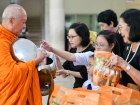 พิธีทำบุญตักบาตร เพื่อถวายเป็นพระราชกุศลแด่ สมเด็จพระนางเจ้า ... Image 93