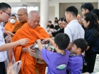พิธีทำบุญตักบาตร เพื่อถวายเป็นพระราชกุศลแด่ สมเด็จพระนางเจ้า ... Image 100