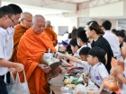 พิธีทำบุญตักบาตร เพื่อถวายเป็นพระราชกุศลแด่ สมเด็จพระนางเจ้า ... Image 119
