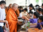พิธีทำบุญตักบาตร เพื่อถวายเป็นพระราชกุศลแด่ สมเด็จพระนางเจ้า ... Image 142