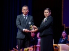 พิธีมอบประกาศนียบัตรแก่ผู้สำเร็จการศึกษาตามหลักสูตรการศึกษาข ... Image 95