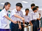 พิธีหล่อเทียนพรรษา เนื่องในวันอาสาฬหบูชาและวันเข้าพรรษา ประจ ... Image 56