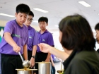 พิธีหล่อเทียนพรรษา เนื่องในวันอาสาฬหบูชาและวันเข้าพรรษา ประจ ... Image 138
