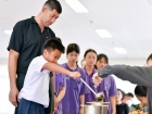 พิธีหล่อเทียนพรรษา เนื่องในวันอาสาฬหบูชาและวันเข้าพรรษา ประจ ... Image 177