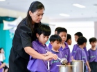 พิธีหล่อเทียนพรรษา เนื่องในวันอาสาฬหบูชาและวันเข้าพรรษา ประจ ... Image 200